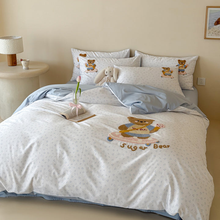 Children's bedding set with embroidered teddy bear motif and reversible cotton satin