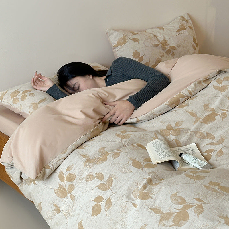 Cotton percale bedding set with natural leaf print and reversible look
