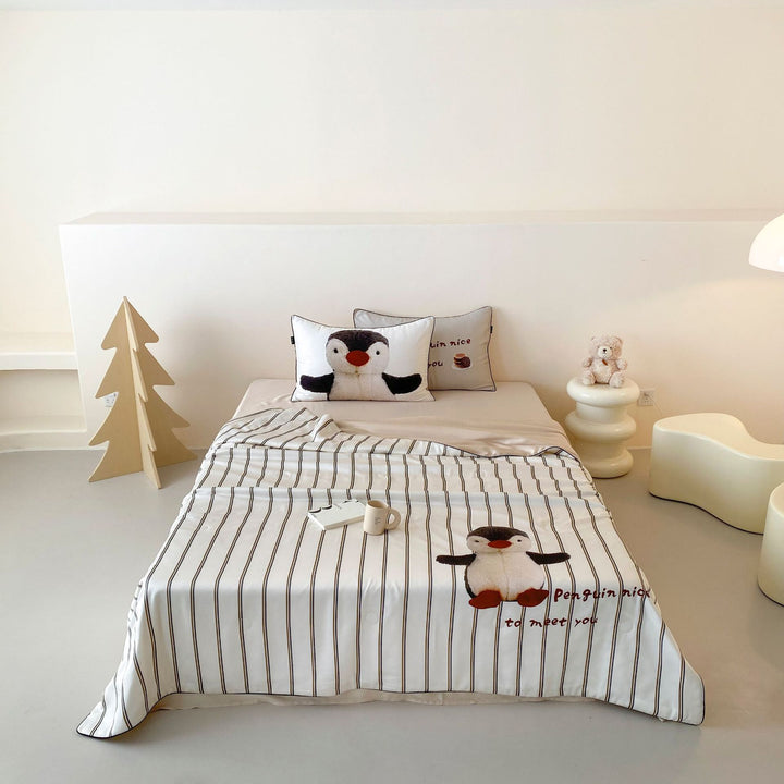 Children's bedding set made of cotton satin with striped pattern and appliquéd penguin motif
