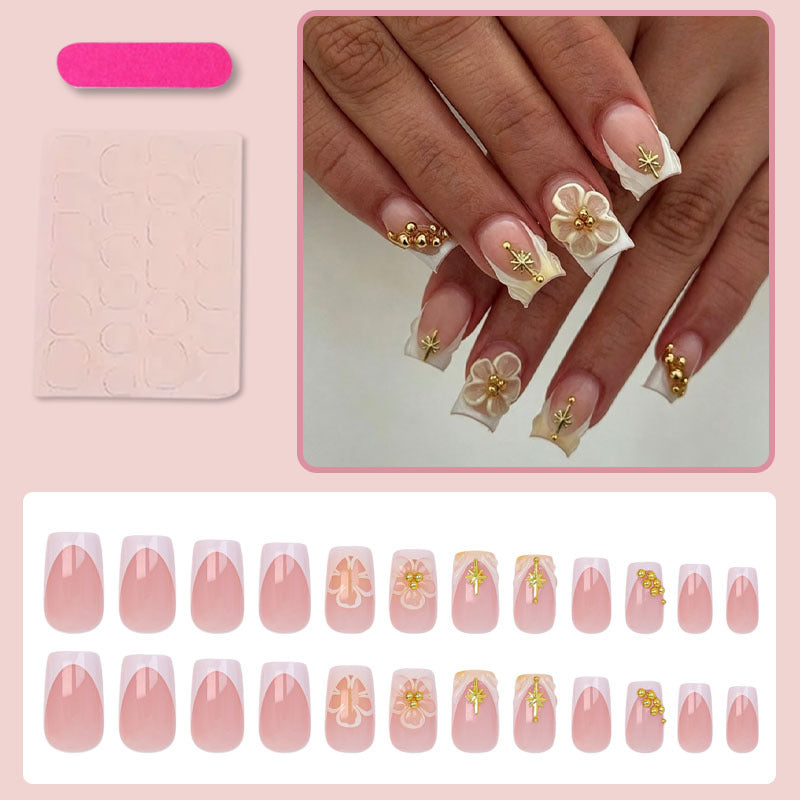 Nail set with delicate flower and gold embellishments Kalsten