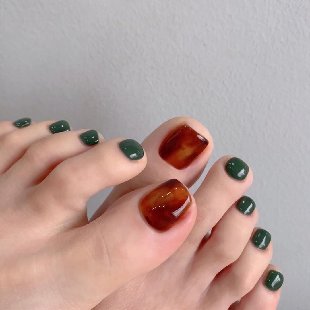 Artful toenail art with trendy design Kalsten