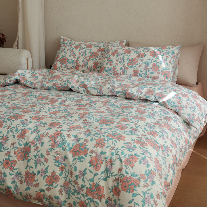 Cotton satin bedding set with fine watercolor floral pattern and soft touch