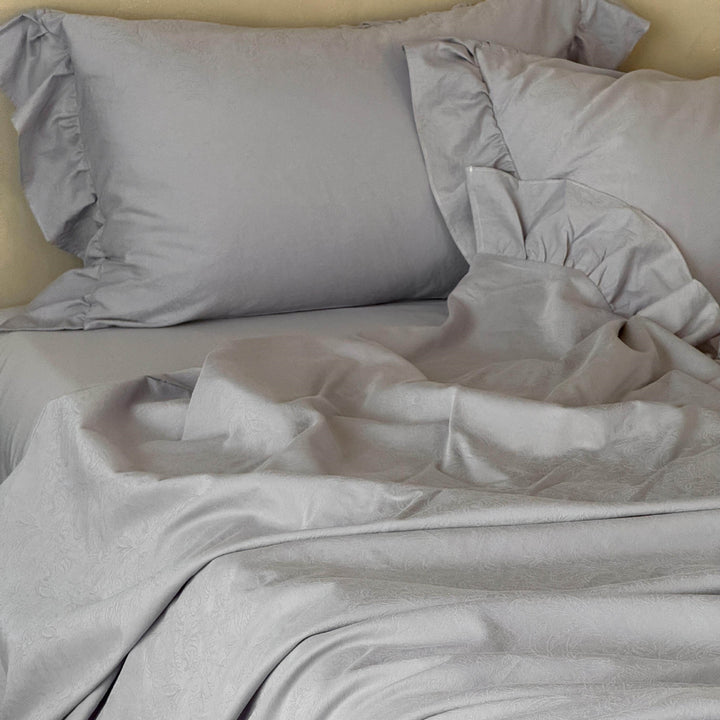Ruffled bedding set made of cotton jacquard with medallion relief