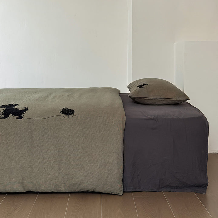 Bed cover set linen look with embroidered dog motif and concealed zipper
