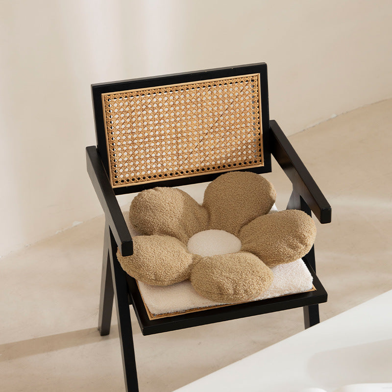 Ergonomic flower seat cushion made of bouclé teddy for chair and stool