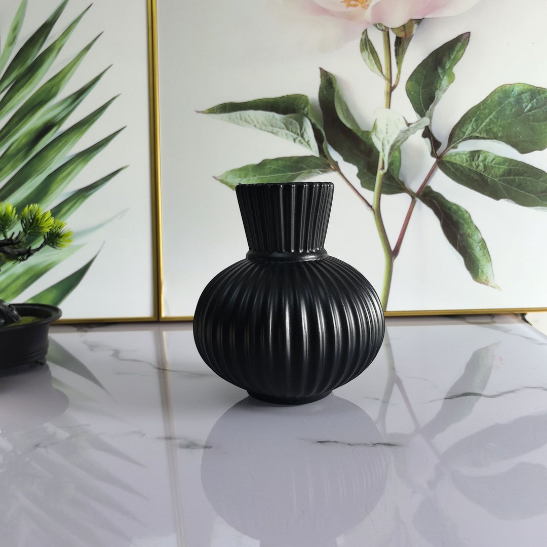 Elegant Ribbed Ceramic Vase Kalsten