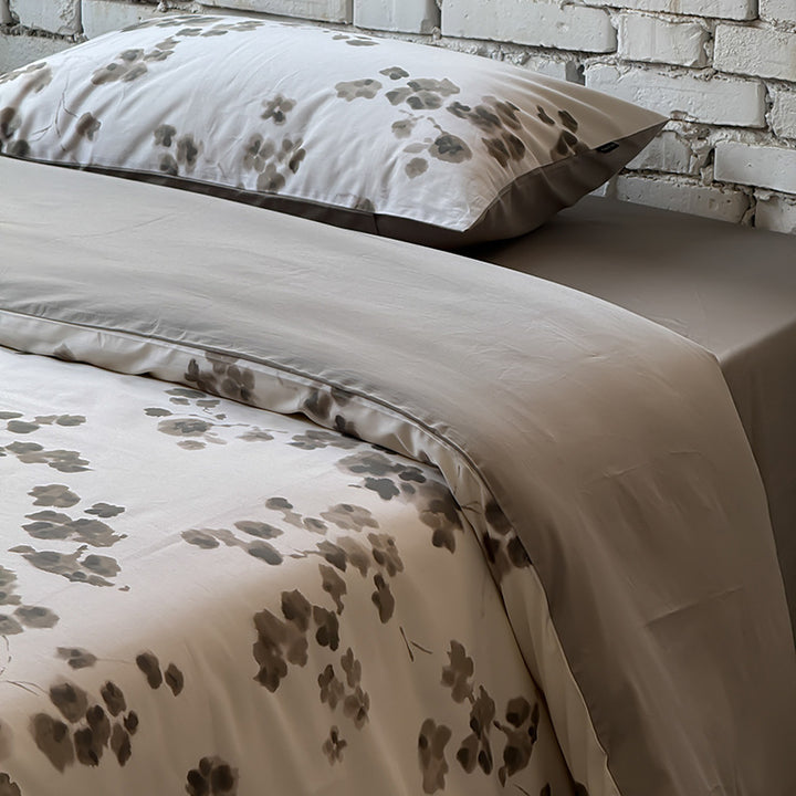 Cotton satin bedding set with watercolor floral print and contrasted edging