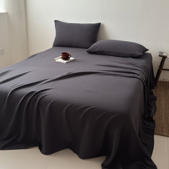 Bedding set made of cotton gauze with throw and pillow covers