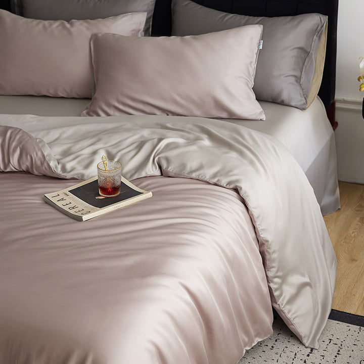 Reversible bedding set made of cotton satin with a silky feel and subtle quilted border