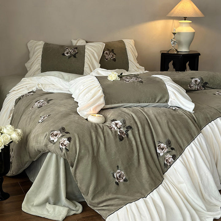 Samt-Optik bedding set with embroidered rose designs, frill and reversible function
