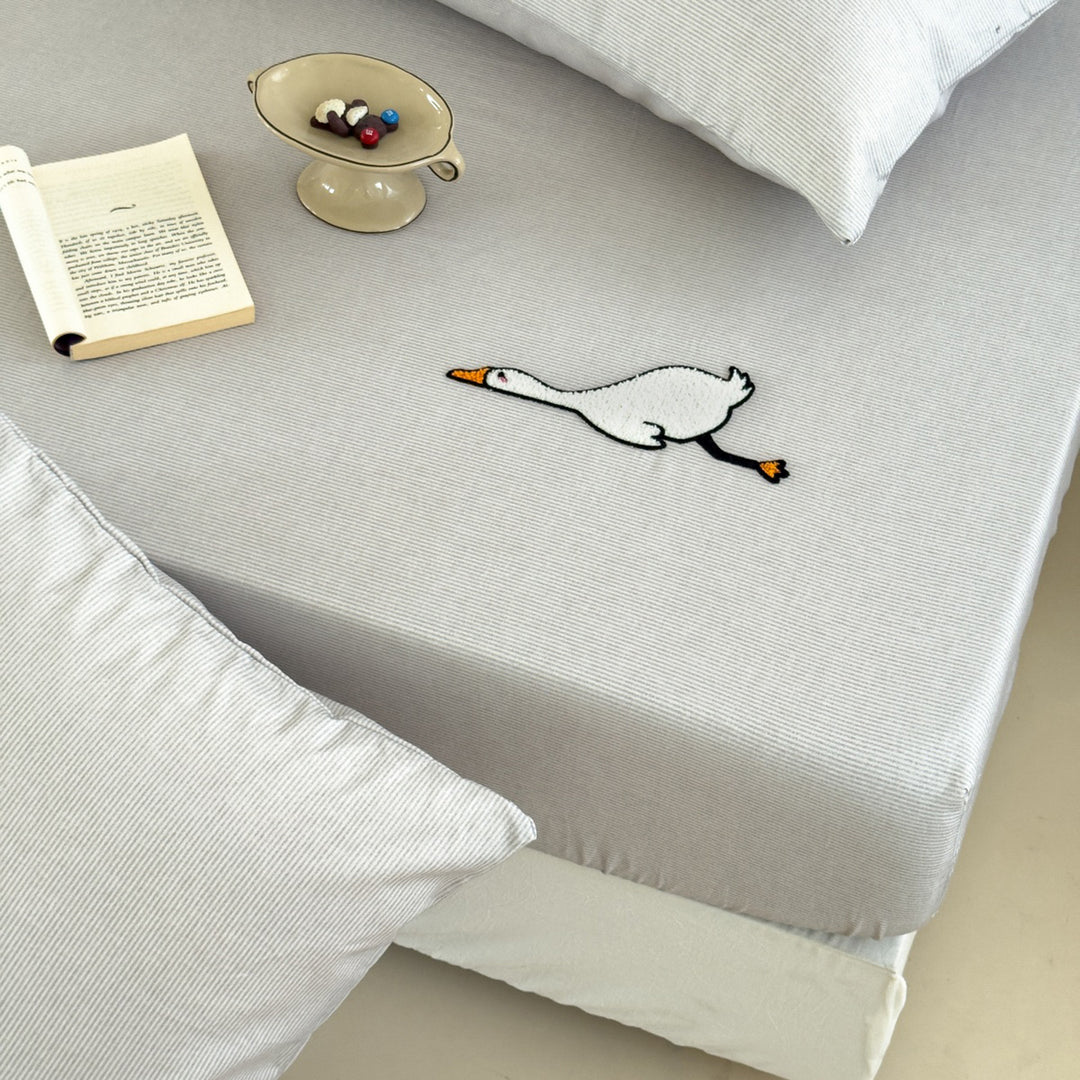Jersey-fitted sheet with embroidered goose motif and extra-deep hem