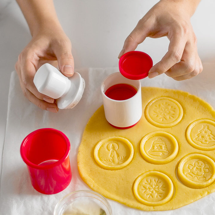 Interchangeable Round Cookie And Fondant Embossing Plunger With Multiple Patterned Silicone Discs
