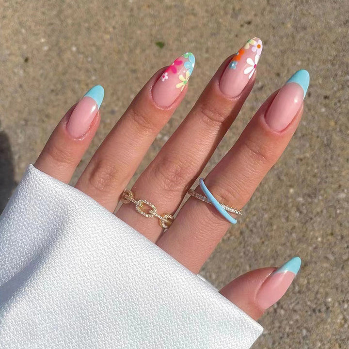 Artful Nail Art in Modern Floral Design Kalsten