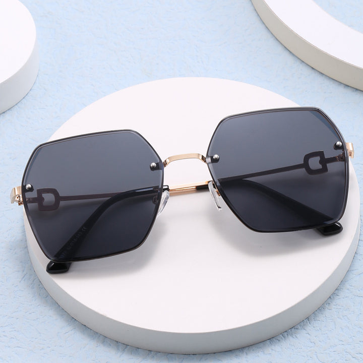 Women's extravagant and modern sunglasses in an unusual design Kalsten