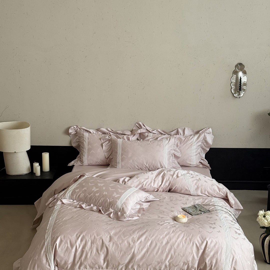 Jacquard bedding set with ruffles and fine decorative seam
