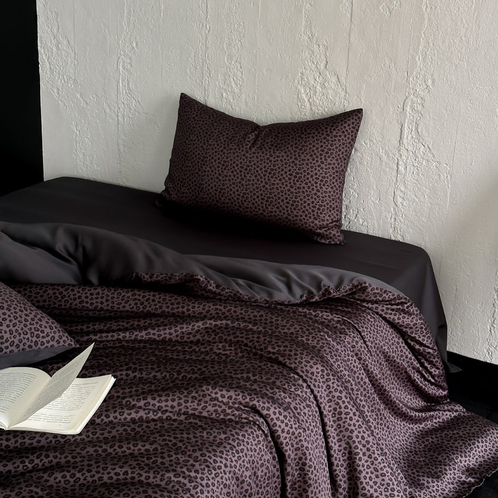 Reversible satin duvet cover set with fine leopard pattern and silky feel