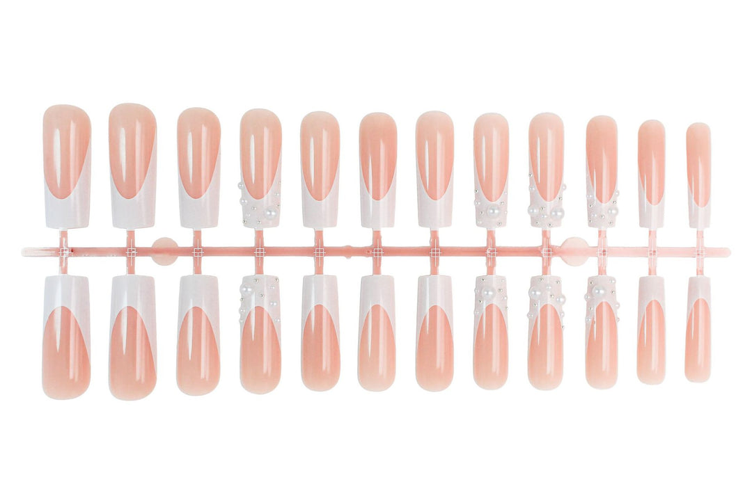 Artificial nails with elegant pearl accents Kalsten