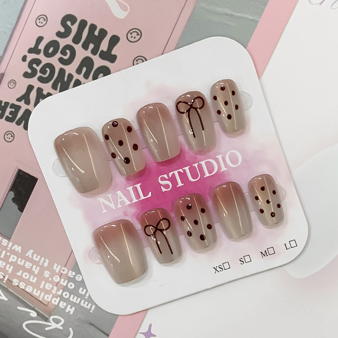 Artificial nail tips with bow and dot patterns Kalsten