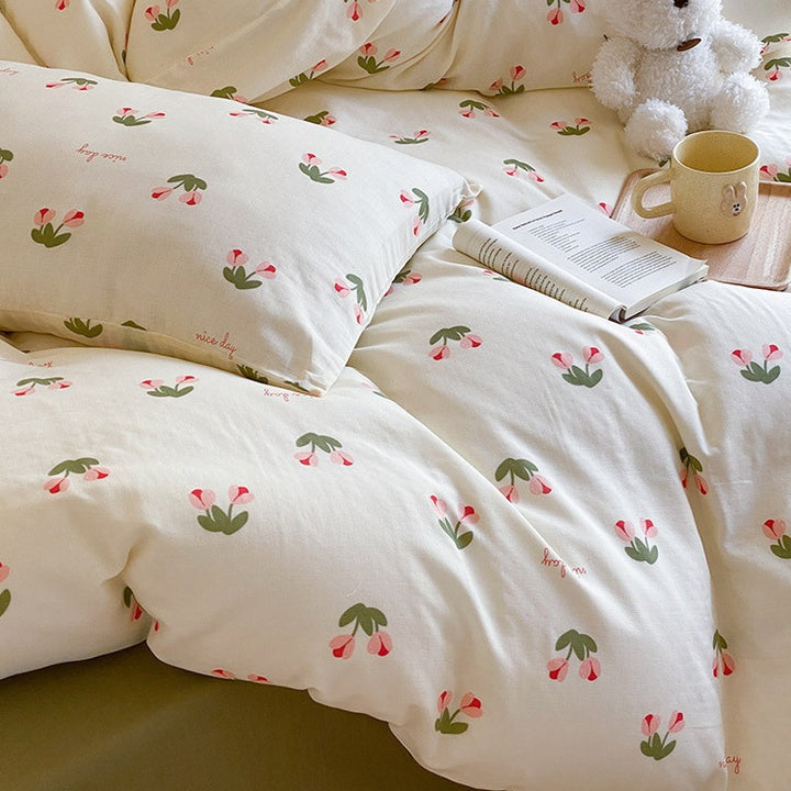 Cotton satin bedding set with playful strawberry all-over print and reversible blanket