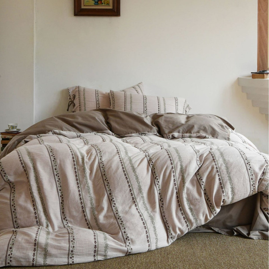 Striped reversible bedding set made of cotton-linen mix with decorative stripes and pillowcases