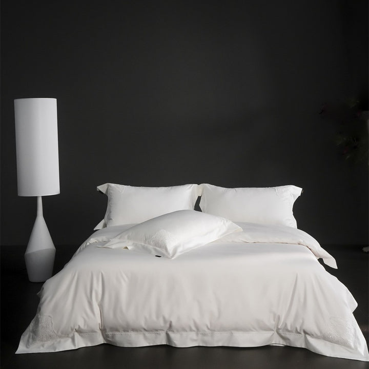 Duvet cover set made of fine cotton satin with subtle corner embroideries
