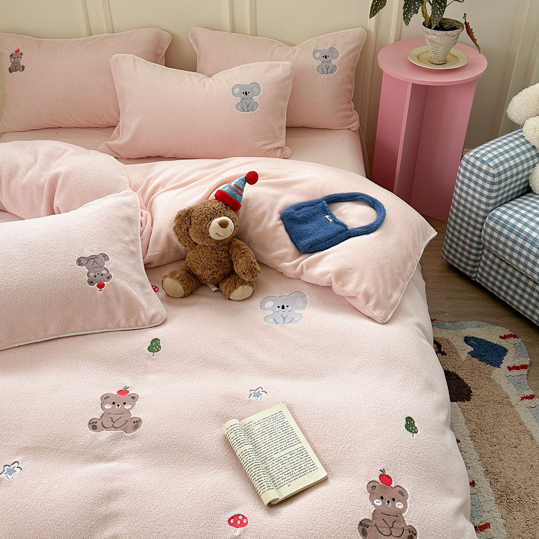 Children's bedding set made of microfiber fleece with embroidered animal motifs and extra soft texture
