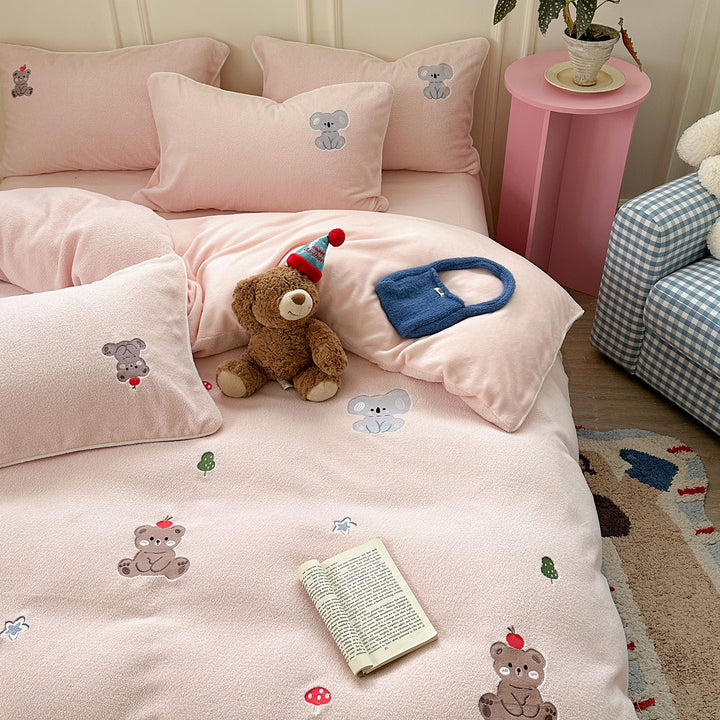 Children's bedding set made of microfiber fleece with embroidered animal motifs and extra soft texture