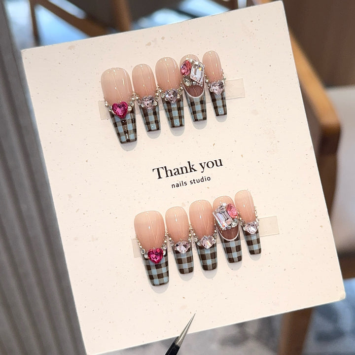 Artificial nails with elegant checkered pattern and jewelry details Kalsten