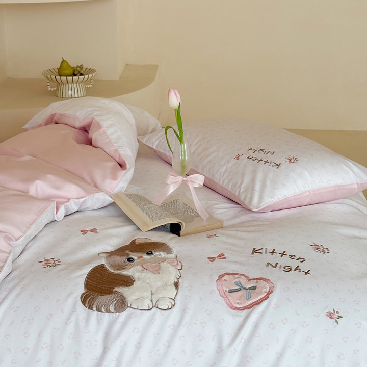 Children's bedding set with embroidered teddy bear motif and reversible cotton satin