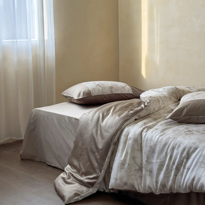 Bedding set made of cotton satin with woven butterfly jacquard and contrasting border