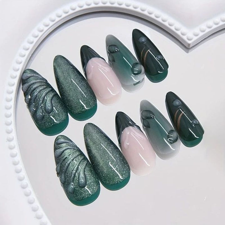 Artificial nails with luxurious metallic and glitter details Kalsten