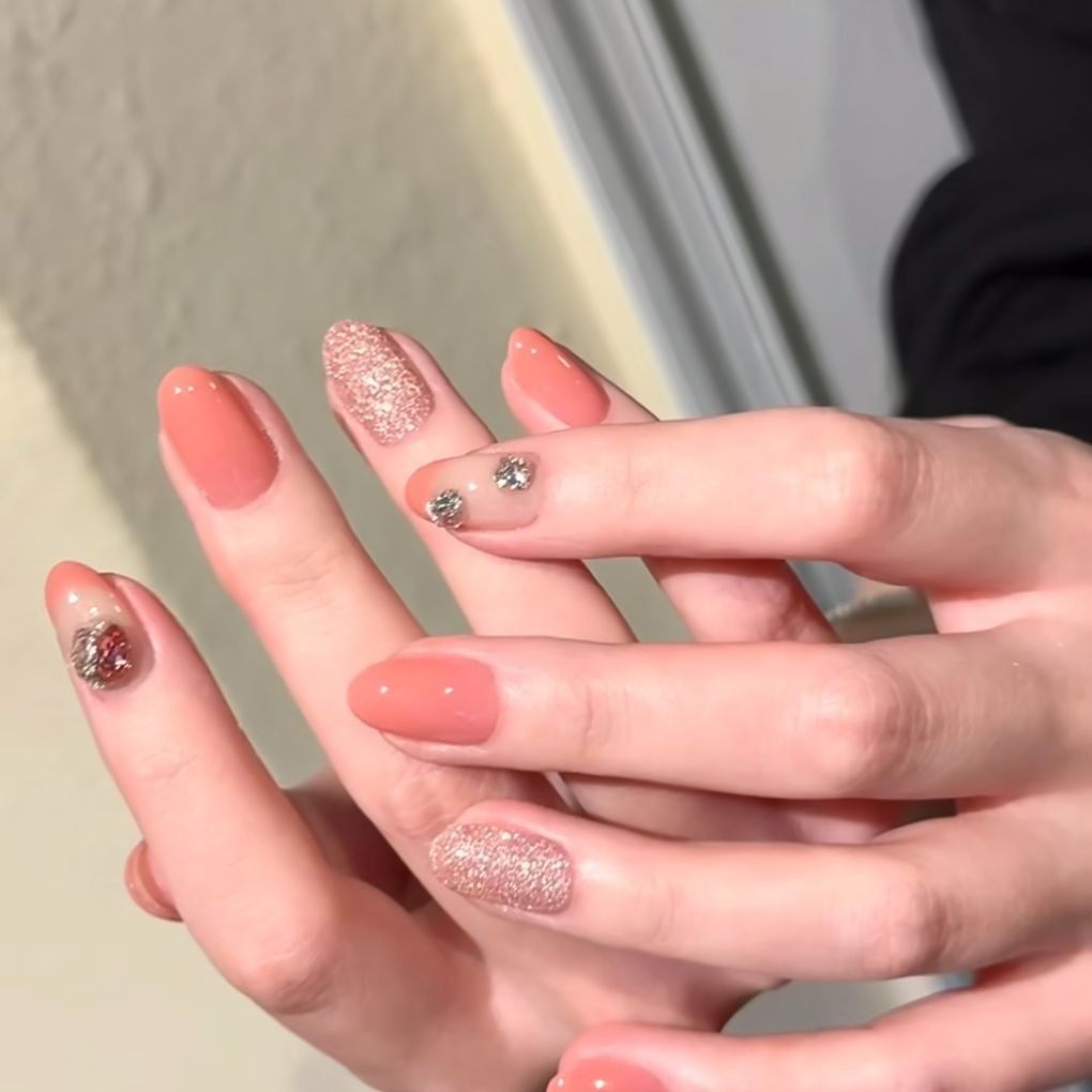 Glittery Press-On Nail Art Set