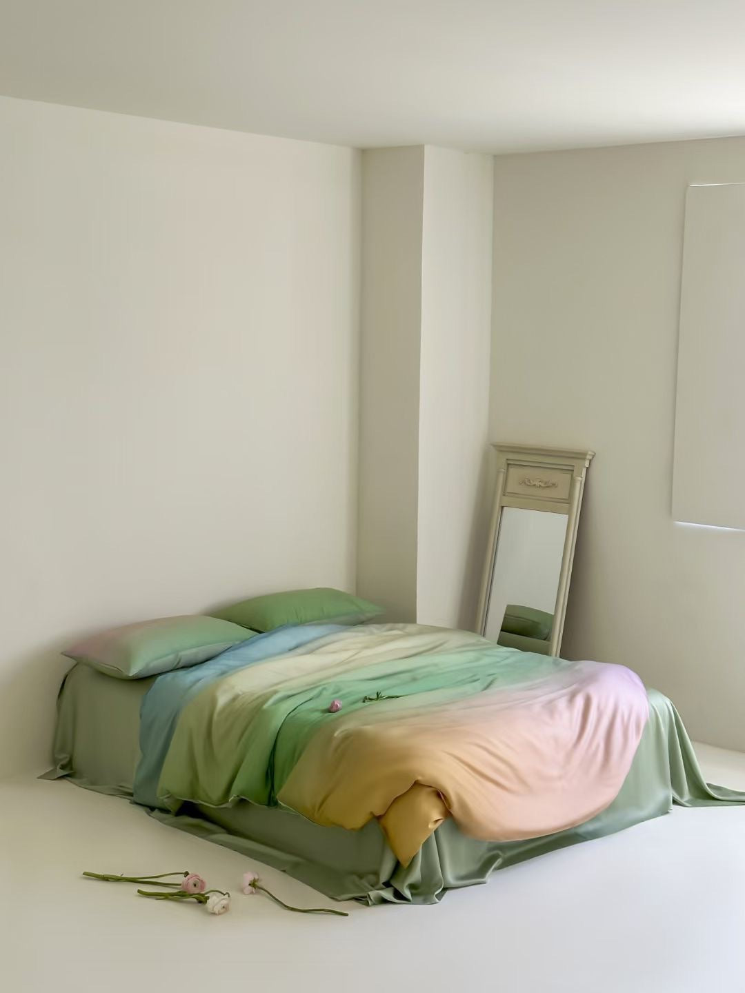 Bedding set made of satin with a soft ombre color gradient and a silky-matte feel