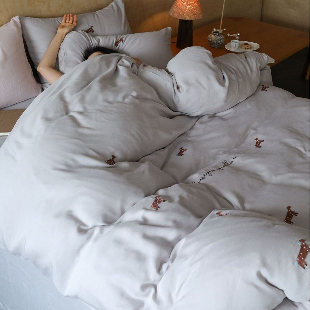 Finely woven bedding set with embroidered dachshund motifs