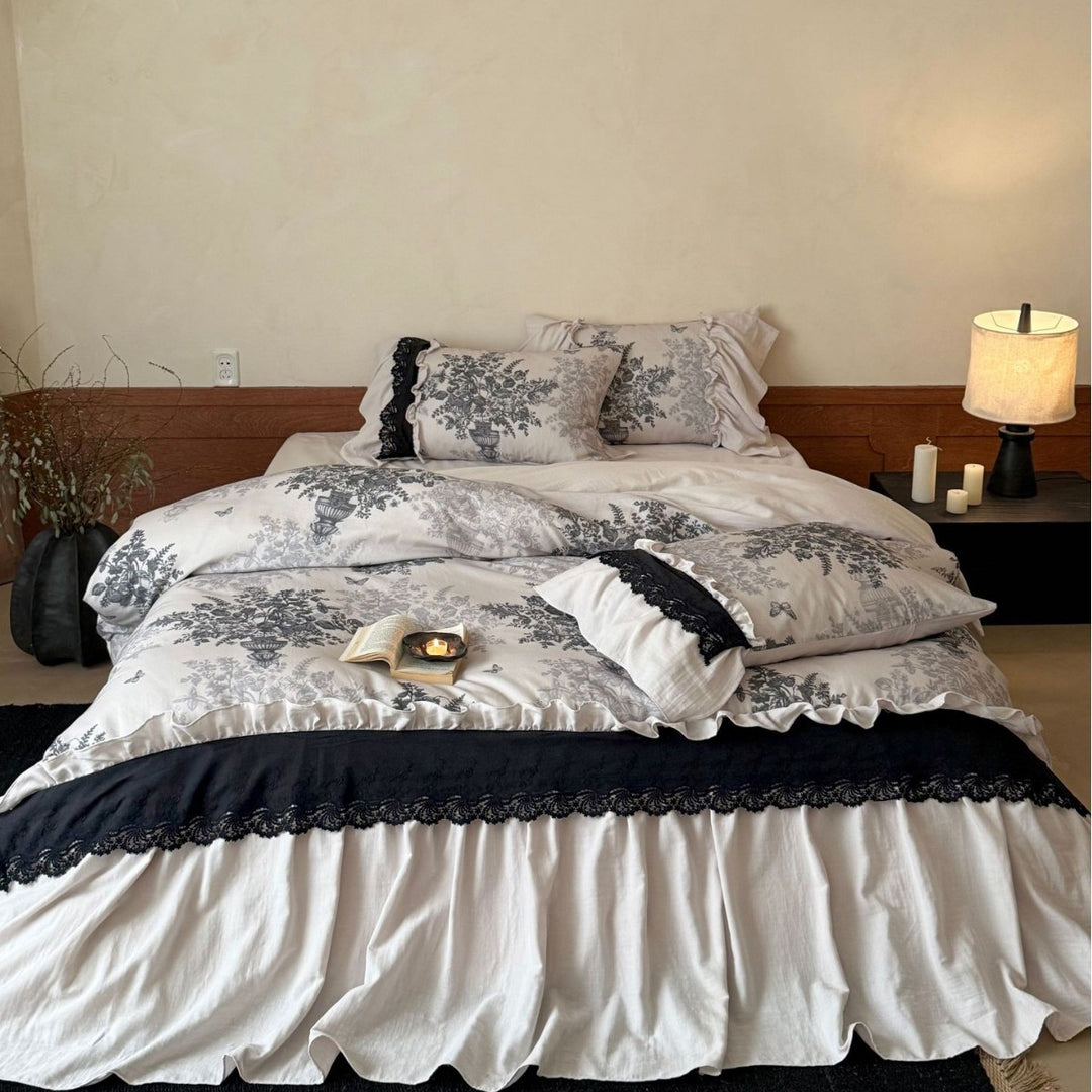 Bedding set in Toile vintage style with frill, lace trim and bed skirt