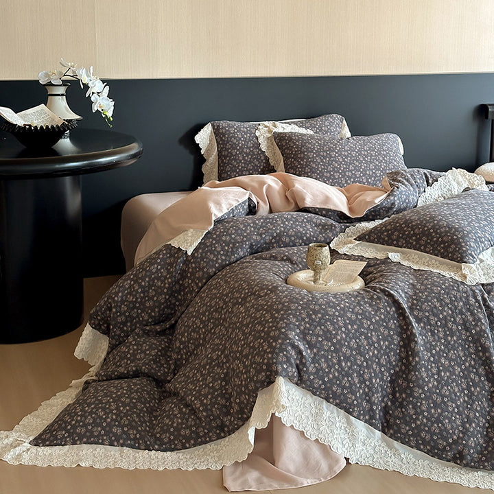 Bedding set in country house style with floral jacquard, lace ruffle and reversible function