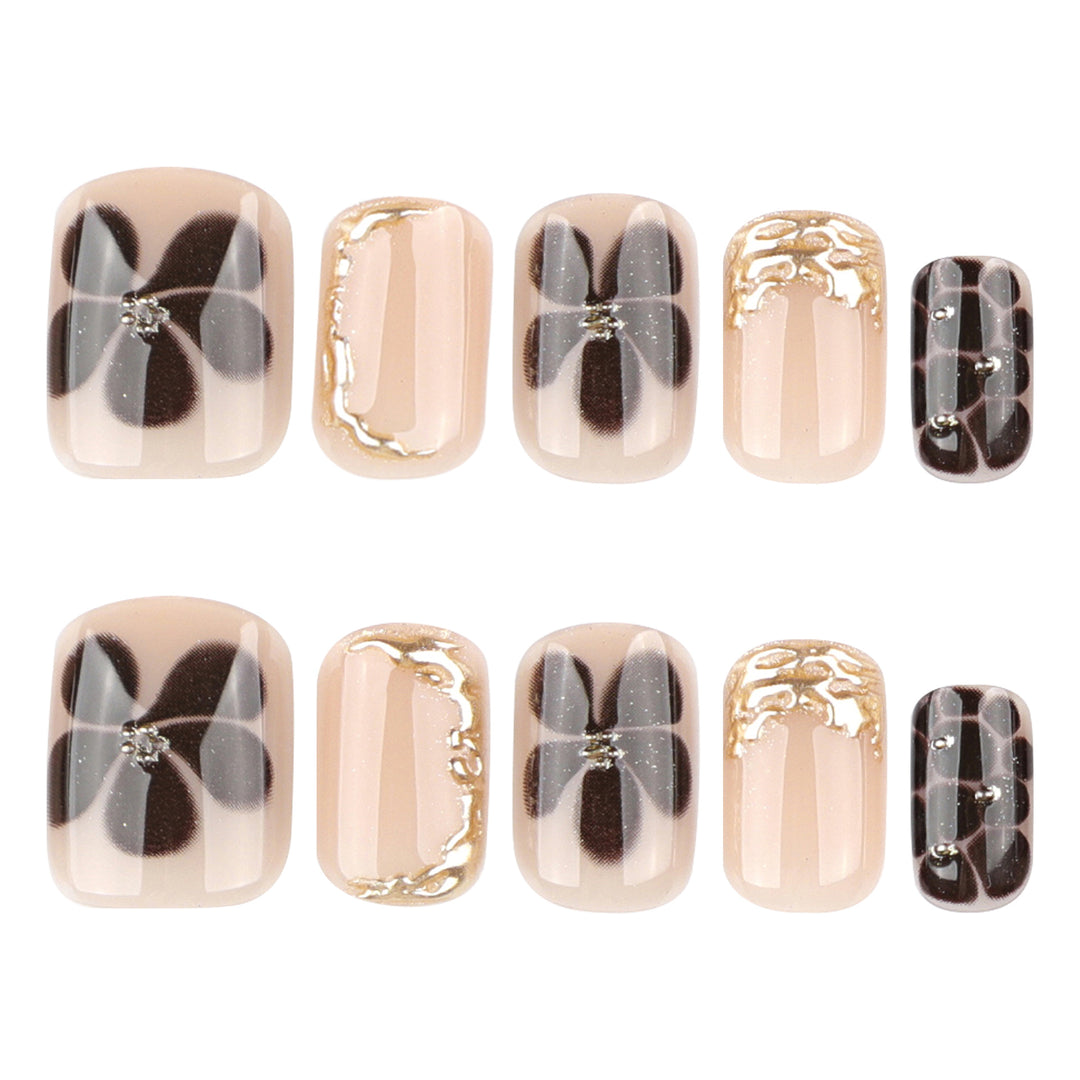 Artistic Nail Art with Elegant Golden Accents Kalsten