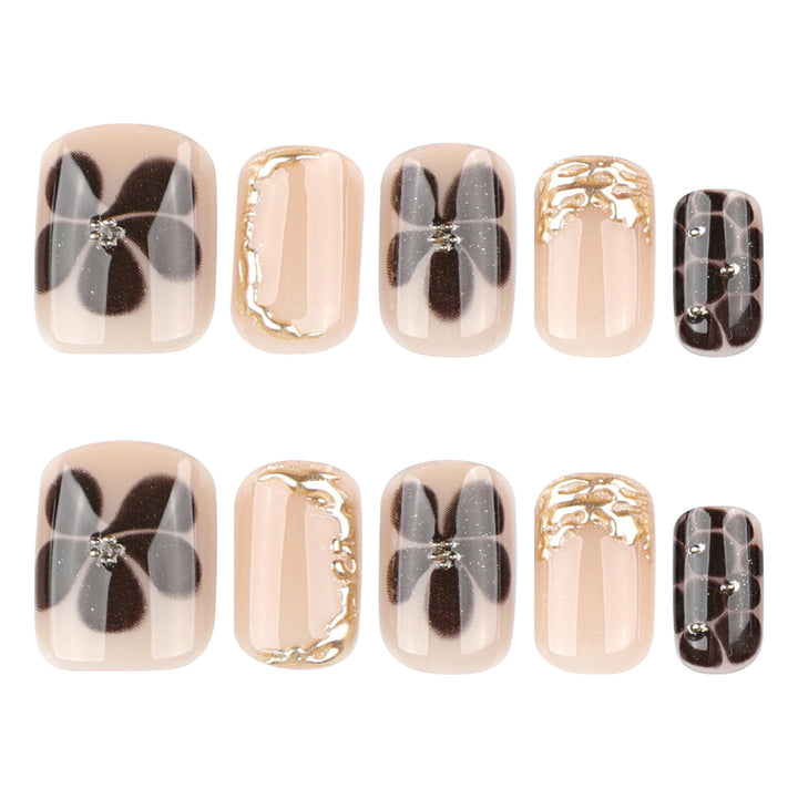 Artistic Nail Art with Elegant Golden Accents Kalsten