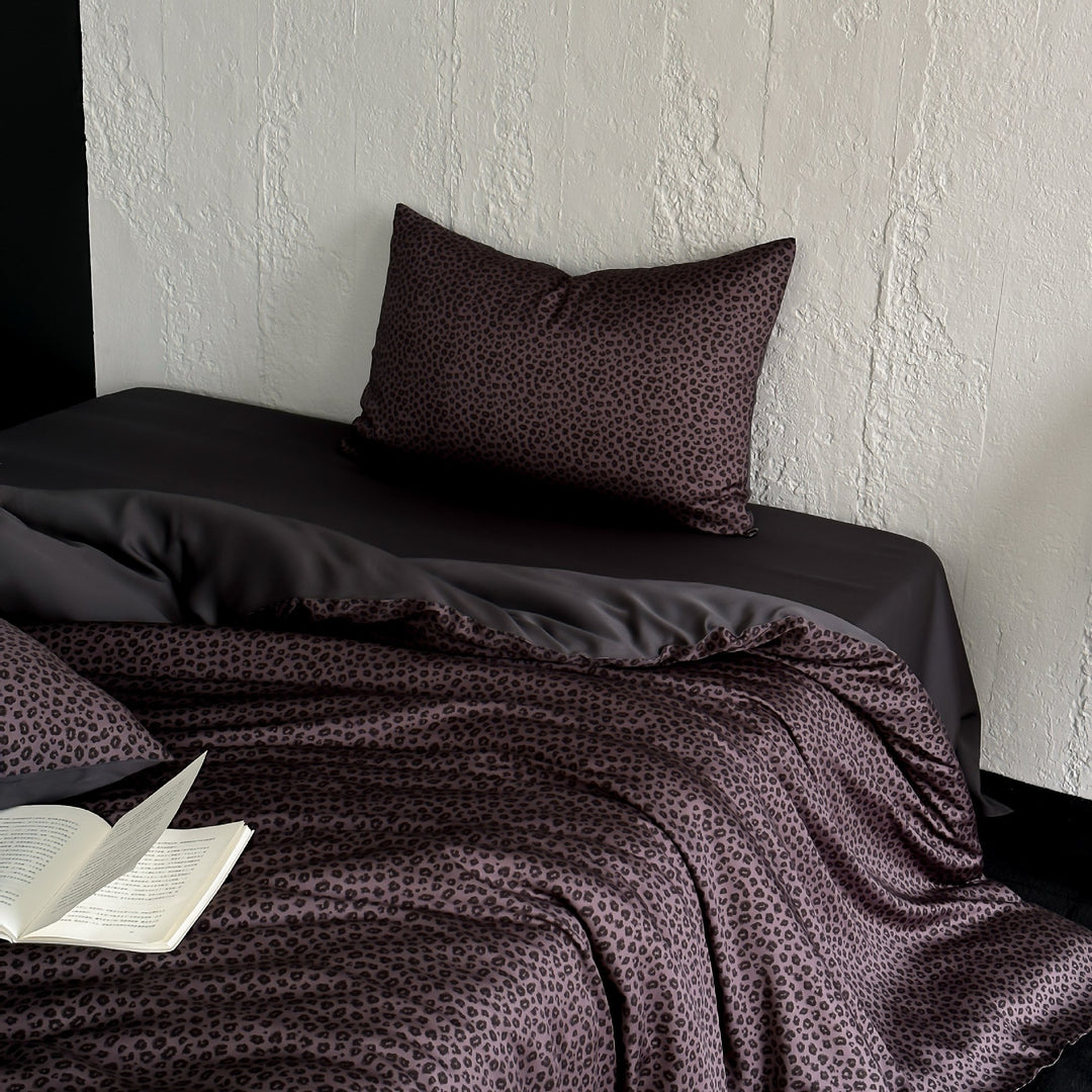 Reversible satin duvet cover set with fine leopard pattern and silky feel
