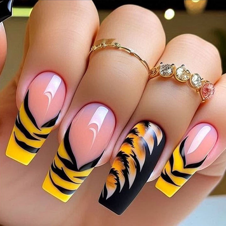 Elegant Artificial Nails with Detailed Gold Decorations Kalsten