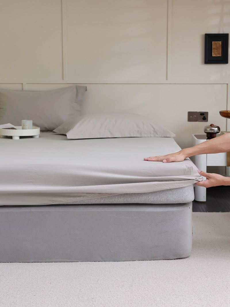 Fitted sheet made of cotton jersey with extra deep hem and elastic all-around rubber