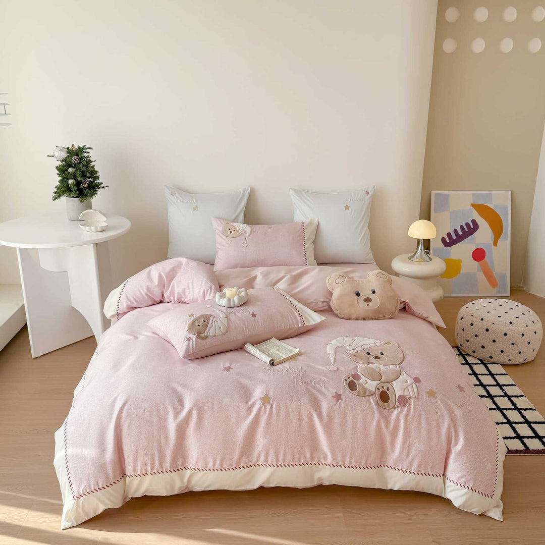 Children's bedding set with embroidered teddy bear applications and breathable cotton percale