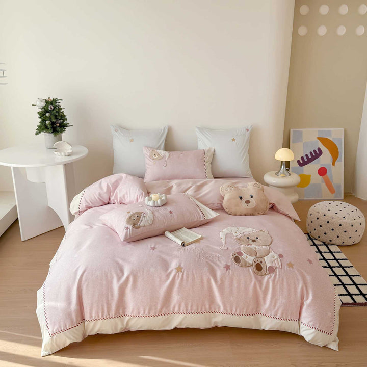 Children's bedding set with embroidered teddy bear applications and breathable cotton percale