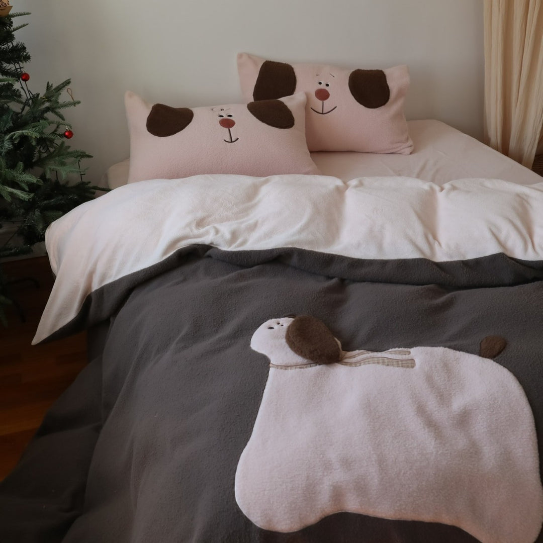 Cuddle blanket with 3D chick application and cute plush feet