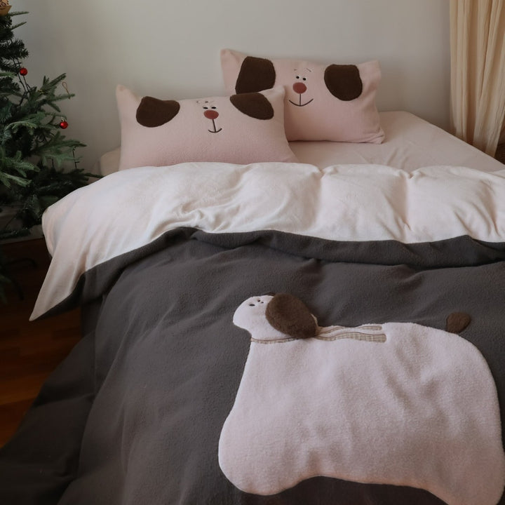 Cuddle blanket with 3D chick application and cute plush feet