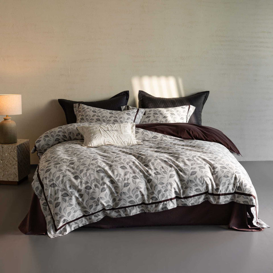 Reversible bedding set made of cotton satin with fine leaf pattern and contrasting piping