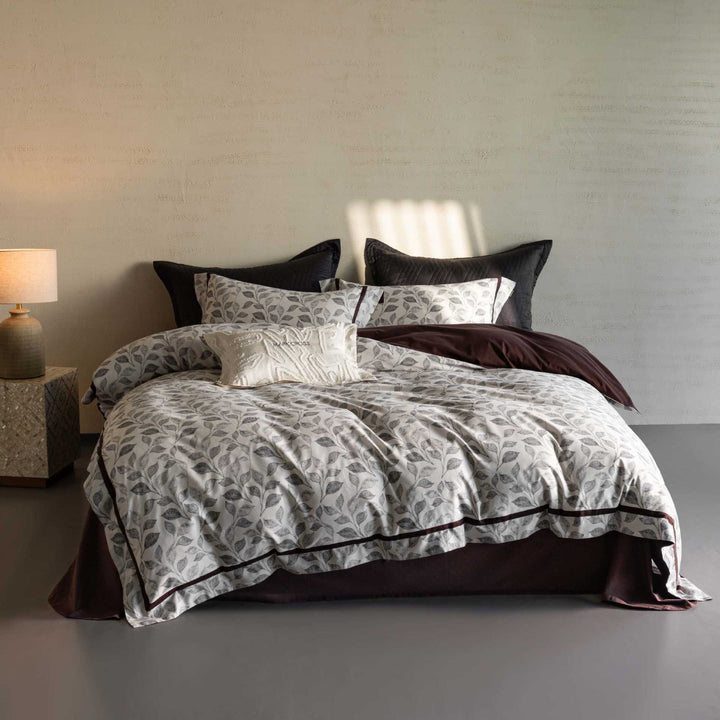 Reversible bedding set made of cotton satin with fine leaf pattern and contrasting piping