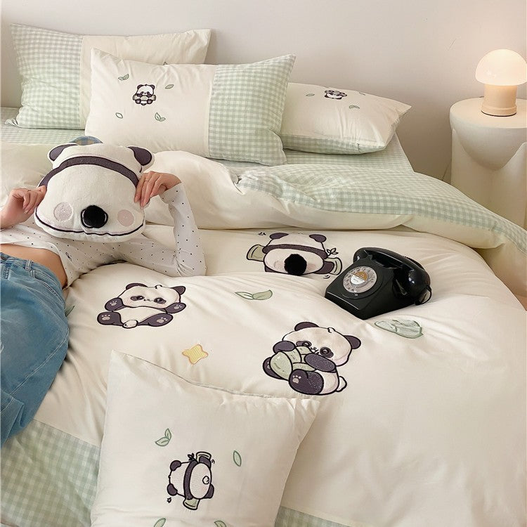 Bedding set made of cotton satin with embroidered panda motifs and checkered reversible option