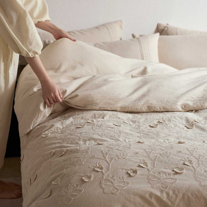 Cotton-linen bedding set with 3D flower embroidery and light quilt