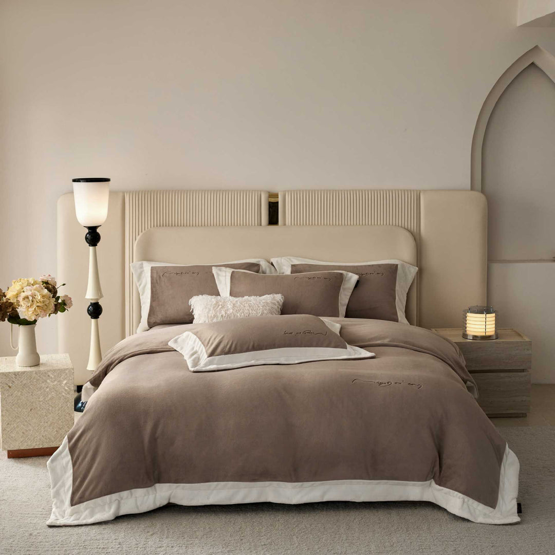 Reversible bed cover set made of premium cotton satin with hotel finish